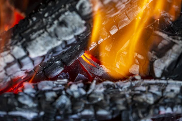 Brandend Houtblok Een Open Haard Close Een Barbecue Rechtenvrije Stockfoto's