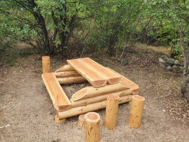 Bulgaristan 'daki bir halk parkının yeşil çayır üzerindeki ahşap boş piknik masası.