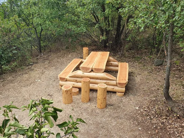Mesa de piquenique vazia de madeira em um prado verde de um parque público na Bulgária. — Fotografia de Stock