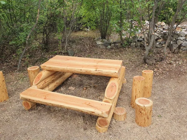 Mesa de piquenique vazia de madeira em um prado verde de um parque público na Bulgária. — Fotografia de Stock