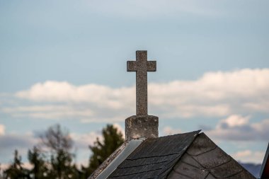 Paslı çatısı olan bir Hıristiyan kilisesinin çan kulesinin parçası..