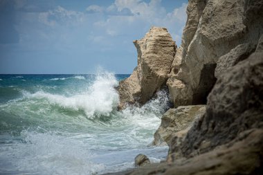 Yüksek dalga kıyı şeridi buzlu breaking.