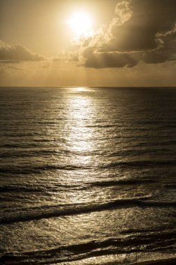 Tyrhenian Denizi 'nin havadan görünüşü ve gün batımında İtalya' da güzel bir plaj. Kumsal ve deniz manzarası yukarıdan. Deniz suyu ve kumsal manzarası.