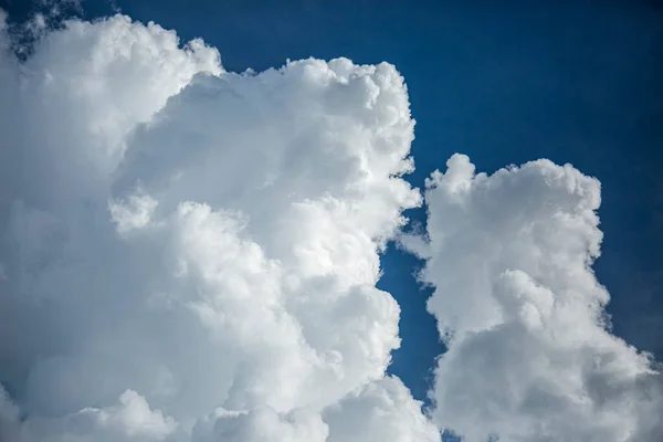 구름 풍경. 푸른 하늘 과흰 구름. 써니 데이. 컴컴 한 구름. — 스톡 사진