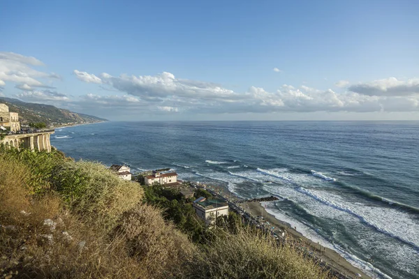 泰瑞尼亚海的空中风景和意大利美丽的海滩。从上方看沙滩和海景.海水及沙洲海岸鸟瞰图. — 图库照片