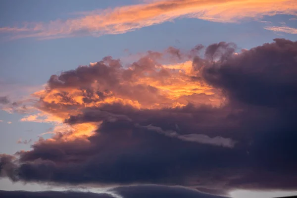 Ciel dramatique orange et bleu coloré avec des nuages pour un fond abstrait sur Graz, Autriche. — Photo