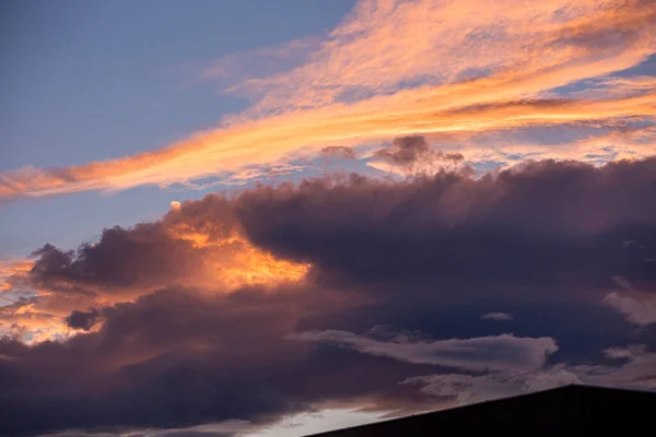 오스트리아 의 그 라츠 위에 추상적 인 배경을 위한 구름 이 있는 화려 한 주황색 과 푸른색의 극적 인 하늘. — 스톡 사진