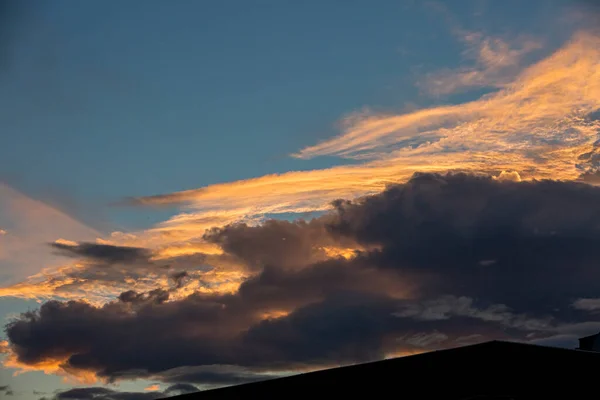 오스트리아 의 그 라츠 위에 추상적 인 배경을 위한 구름 이 있는 화려 한 주황색 과 푸른색의 극적 인 하늘. — 스톡 사진