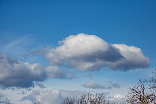 Cloudscape. modrá obloha a white cloud. slunečný den. kupovité oblačnosti. — Stock fotografie