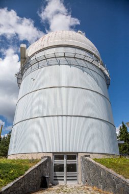 Bulgar dağlarında mavi gökyüzüne karşı teleskoplu küçük astronomik gözlemevi.