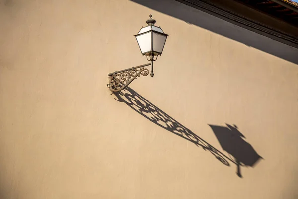 Электрический Старомодный Свет Лампы Установлен Историческом Фасаде — стоковое фото