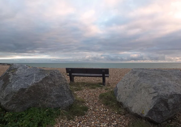 Bank op strand — Stockfoto