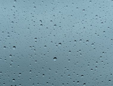 su yağmur damlalarının cama