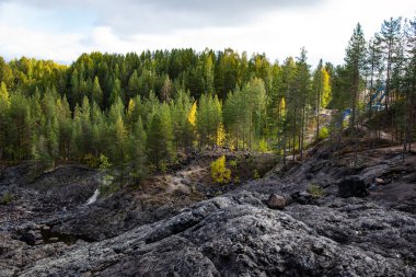 Antik Girvas yanardağının sonbahar manzarası. Rusya 'nın Karelia kentindeki en eski volkan krateri Girvas' ın panoramik görüntüsü.