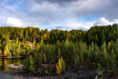 Antik Girvas yanardağının sonbahar manzarası. Rusya 'nın Karelia kentindeki en eski volkan krateri Girvas' ın panoramik görüntüsü.