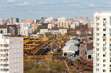 Sanayi bölgesi Graivoronovo 'nun panoramik manzarası ve Moskova' nın güneydoğu bölgesindeki yeni yerleşim yeri, Rusya