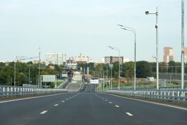 Moskova, Rusya - 29 Ağustos 2021: Güneydoğu akoru Moskova akor halkasının bir parçası. Güney-Doğu Chord çok kanallı otoyolu Moskova, Rusya 'da yapım aşamasında..