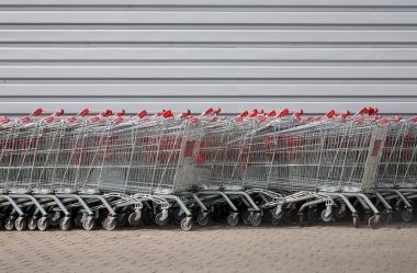 süpermarkette arabaları