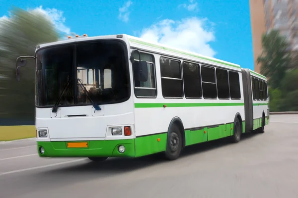 Міський автобус рухається вздовж вулиці — стокове фото