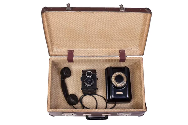 Telefone rotacional e câmera de filme em uma mala antiga — Fotografia de Stock
