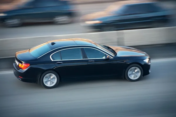 Auto op weg gaan — Stockfoto