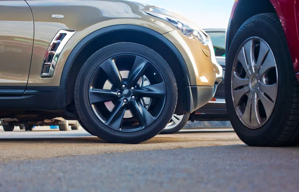 Autos auf dem Parkplatz vor dem Haus — Stockfoto