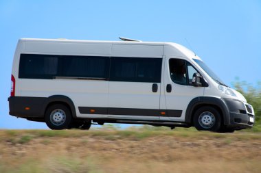 Minibüs ülkenin karayolu üzerinde gider