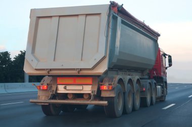 damperli kamyon karayolu üzerinde gider