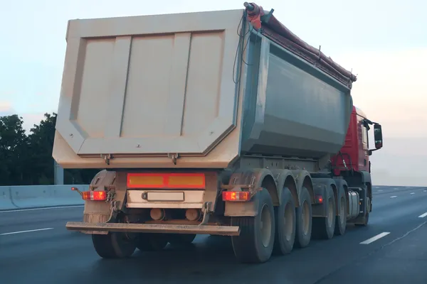 damperli kamyon karayolu üzerinde gider