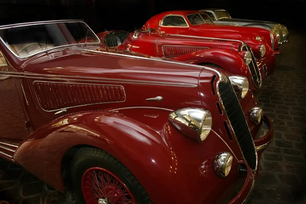 Stare samochody w garażu — Zdjęcie stockowe