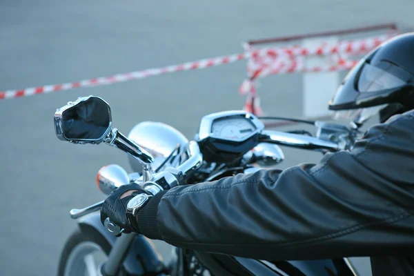 Motorcu kontrol motosiklet — Stok fotoğraf