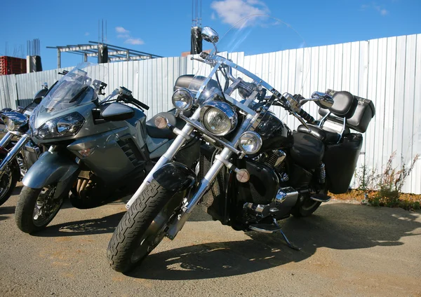 Группа мотоциклов на парковке — стоковое фото