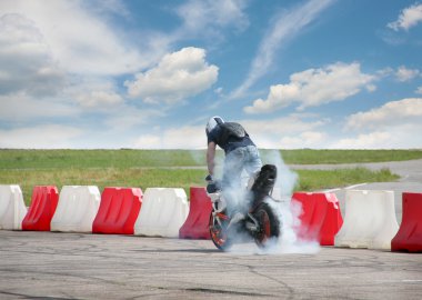hüner motosiklet üzerinde