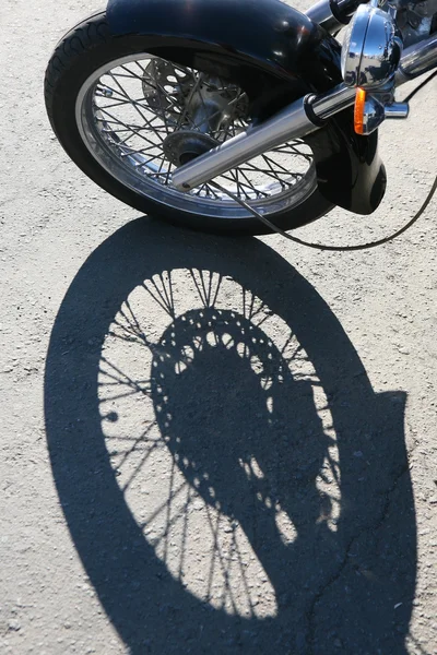 Roda dianteira da motocicleta e sombra — Fotografia de Stock