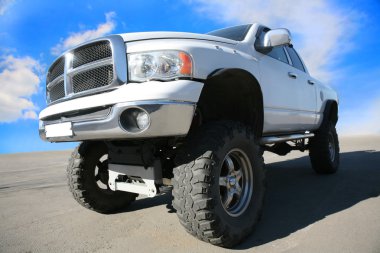 Büyük tekerlekler üzerinde Off-Road arabalar