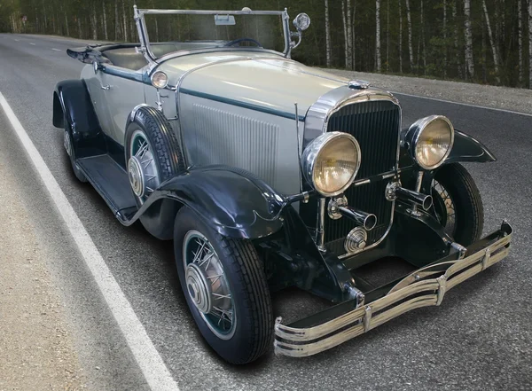 Coche antiguo en la carretera del campo — Foto de Stock