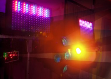 sahne üzerinde renk spot aydınlatma