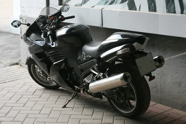 Motocicleta estacionada na parede — Fotografia de Stock