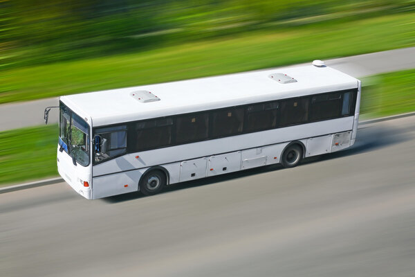 Автобус движется по улице
