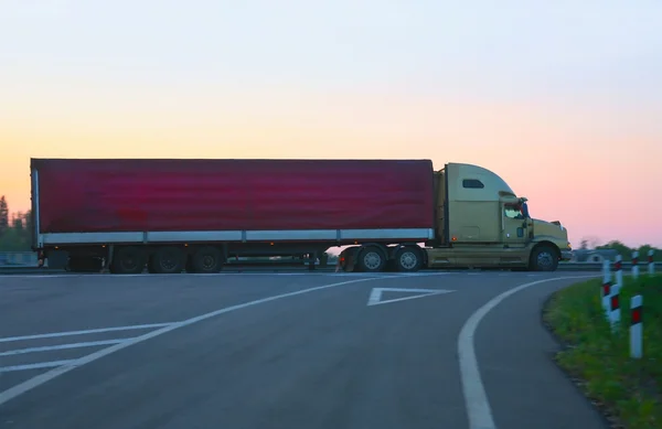 Trailer goes on motorway against sunset — Stock Photo, Image