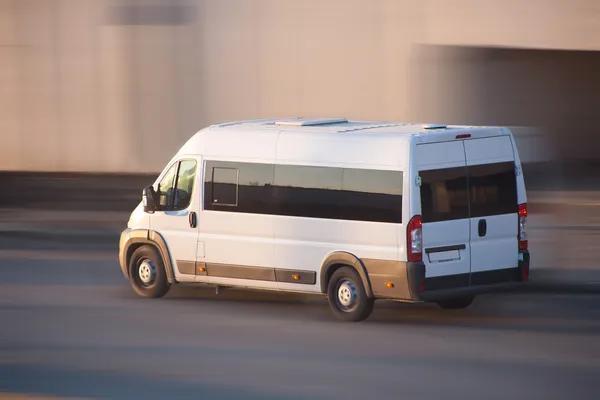 Weißer Kleinbus fährt — Stockfoto