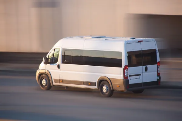 Biały minibus jedzie Obraz Stockowy
