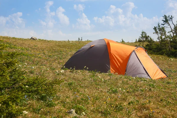 Tenda turística na clareira — Fotografia de Stock