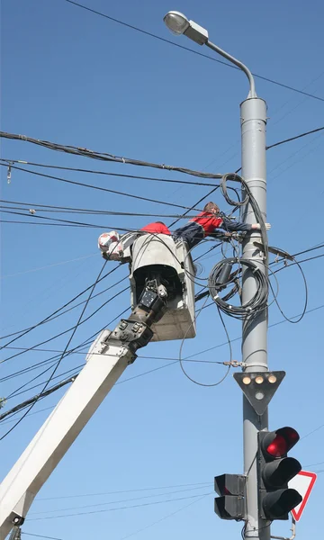 Elektriciens hechten draden — Stockfoto