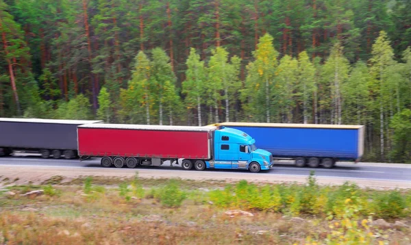 Camiones que transportan carga — Foto de Stock