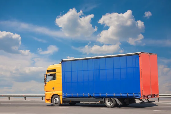 Vrachtwagen gaat op de weg — Stockfoto