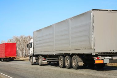 yük taşıyan kamyon