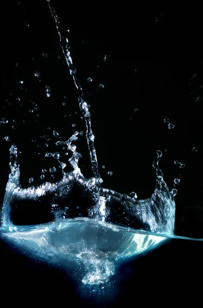 Plask i vattnet med dropparve vodě s kapkami — Stockfoto