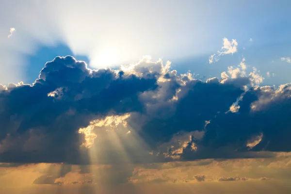 Piękny krajobraz niebieskich z chmury i słońce — Zdjęcie stockowe