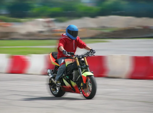 Motociclista se precipita en motocicleta —  Fotos de Stock